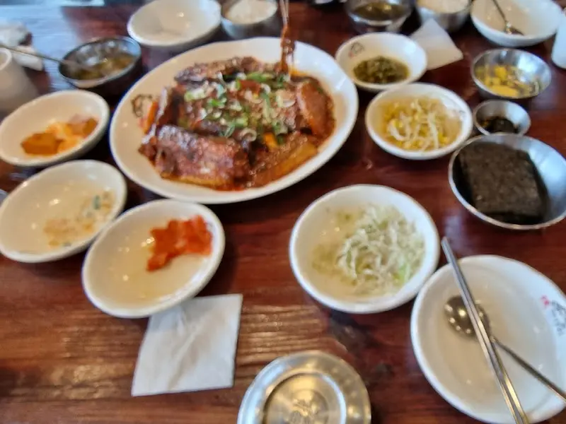 코다리찜과 밑반찬이 차려진 테이블