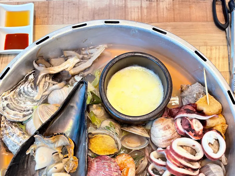 다채로운 해산물이 가득한 조개전골