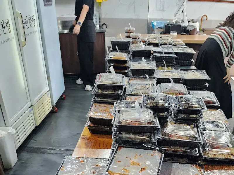 포장된 반찬들이 진열된 모습