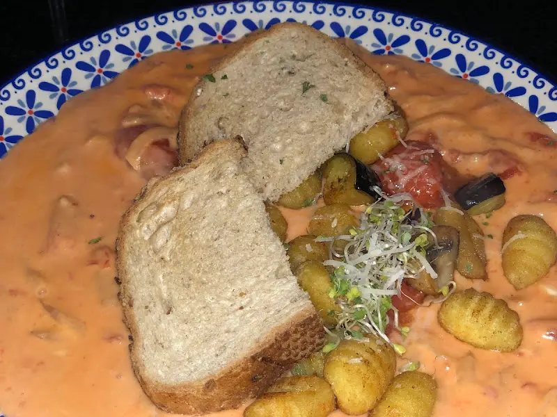 크림 소스가 곁들여진 뇨끼