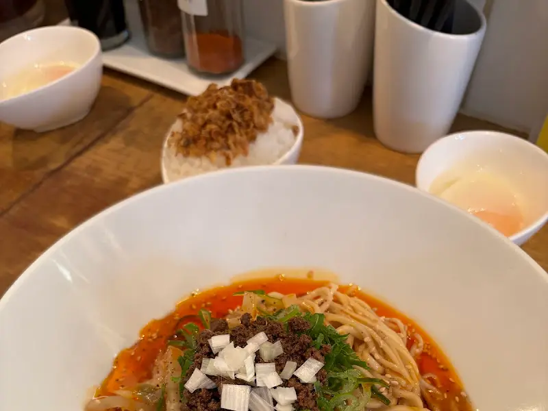 탄탄멘, 온천 달걀, 양파 튀김밥