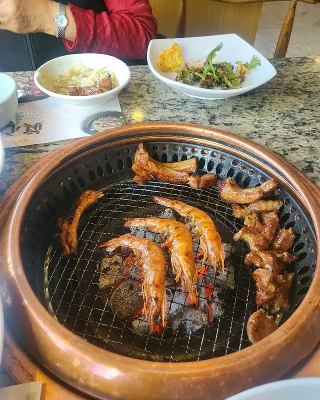 양념갈비와 새우를 함께 구워 먹는 모습