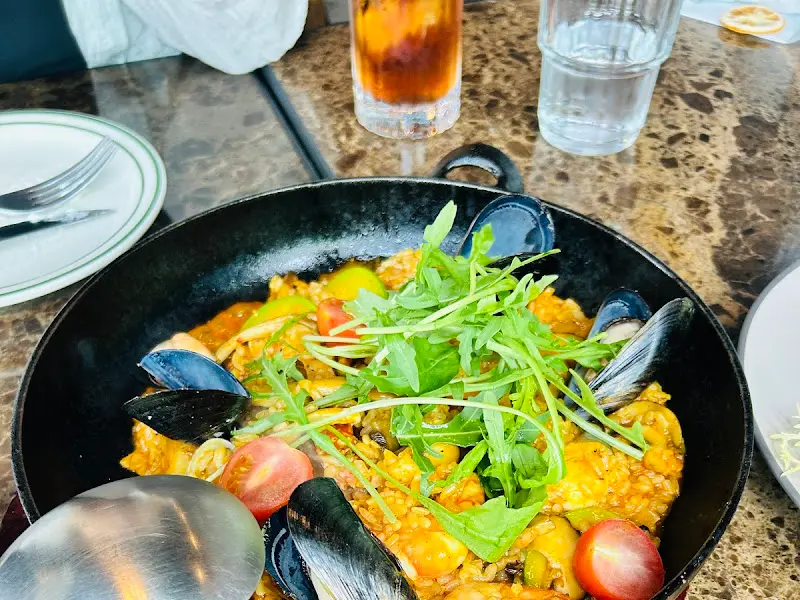 해산물이 가득한 파에야