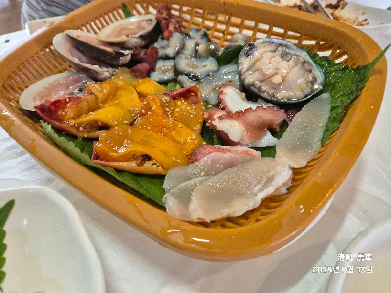 다채로운 해산물이 담긴 스끼다시