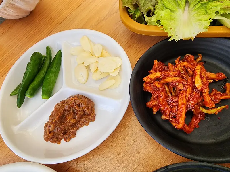 닭발과 함께 나오는 밑반찬