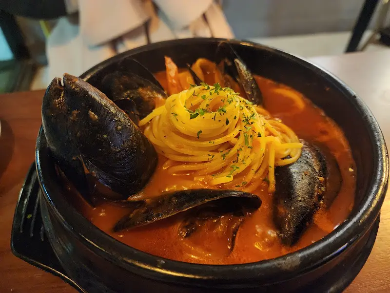 뚝배기에 담겨 나오는 헬로 파스타