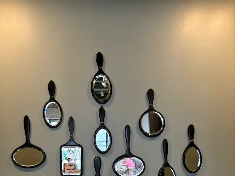 케이원 벽면 장식