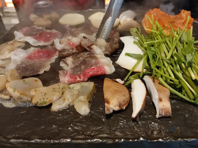 돌판 위에 구워지는 차돌박이, 키조개, 묵은지