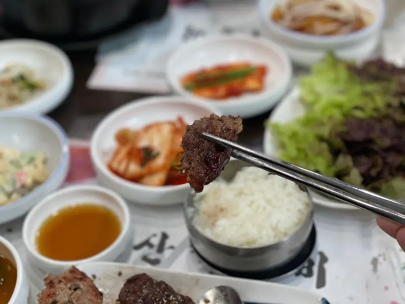 젓가락 위에 올려진 떡갈비 한 점