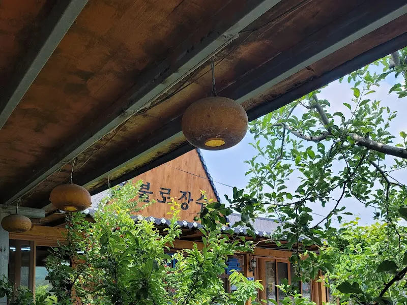 식당 처마 밑 풍경