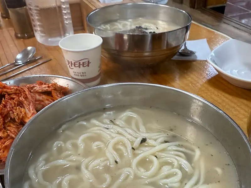 칼국수와 김치 한상차림