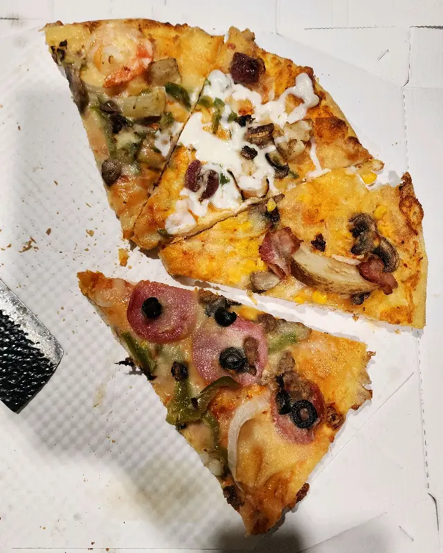 먹음직스러운 피자 조각들