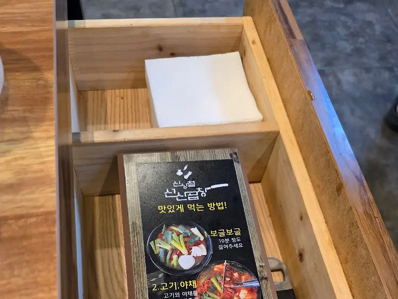 테이블 옆 서랍