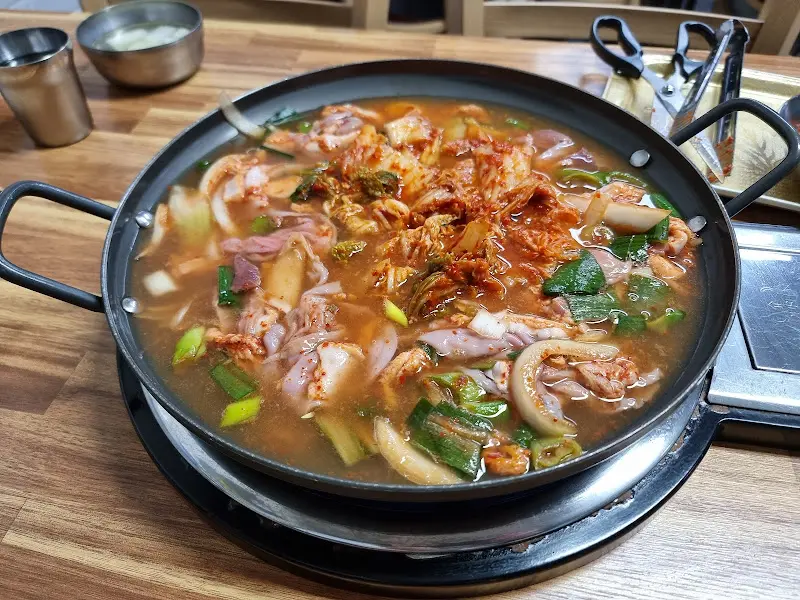 김치곱창전골 끓는 모습