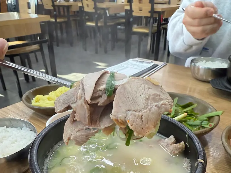 수육을 들어올리는 모습