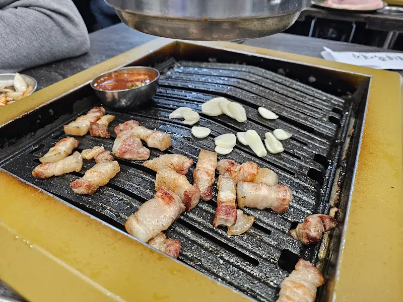 남매네 흑돼지 서귀포점 흑돼지 굽는 모습