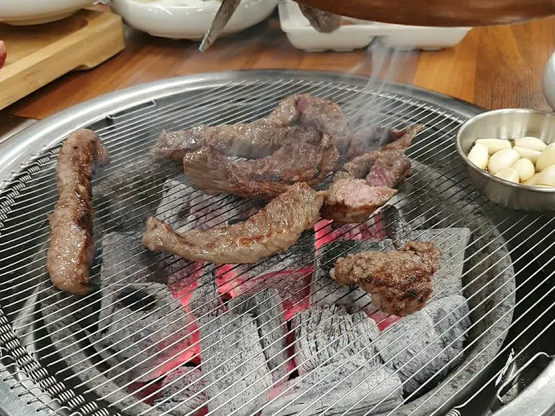 숯불 위에서 익어가는 소갈비살