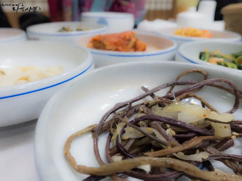 다채로운 밑반찬 클로즈업