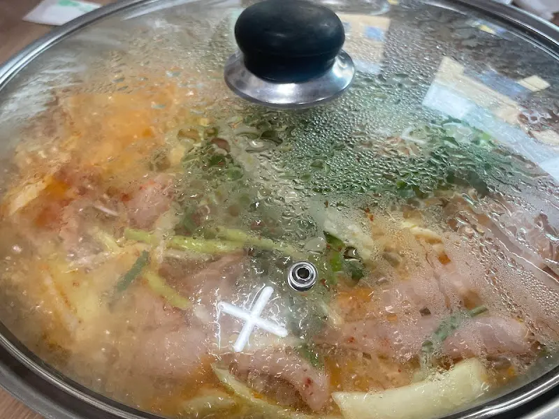 부대찌개가 끓는 모습