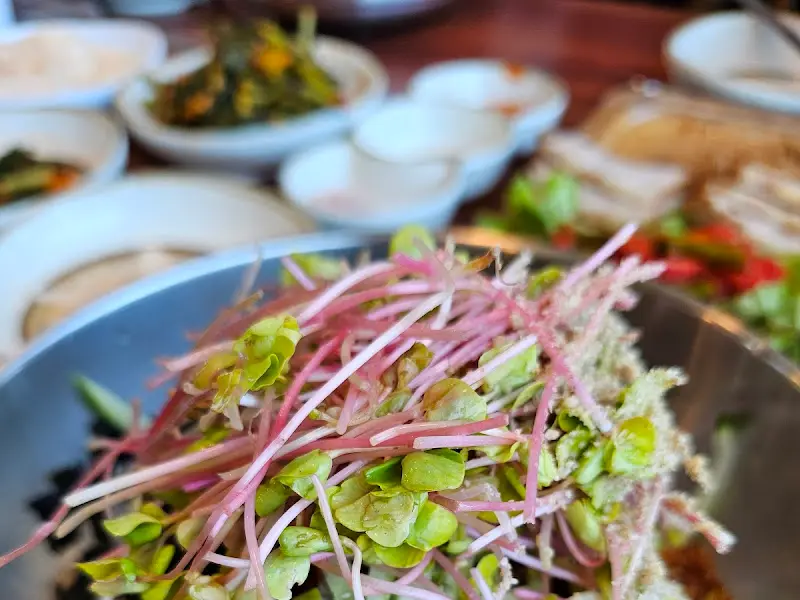메밀싹이 듬뿍 올라간 막국수