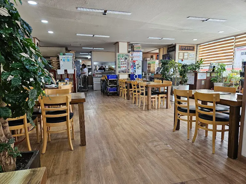 넓고 깔끔한 매장 내부