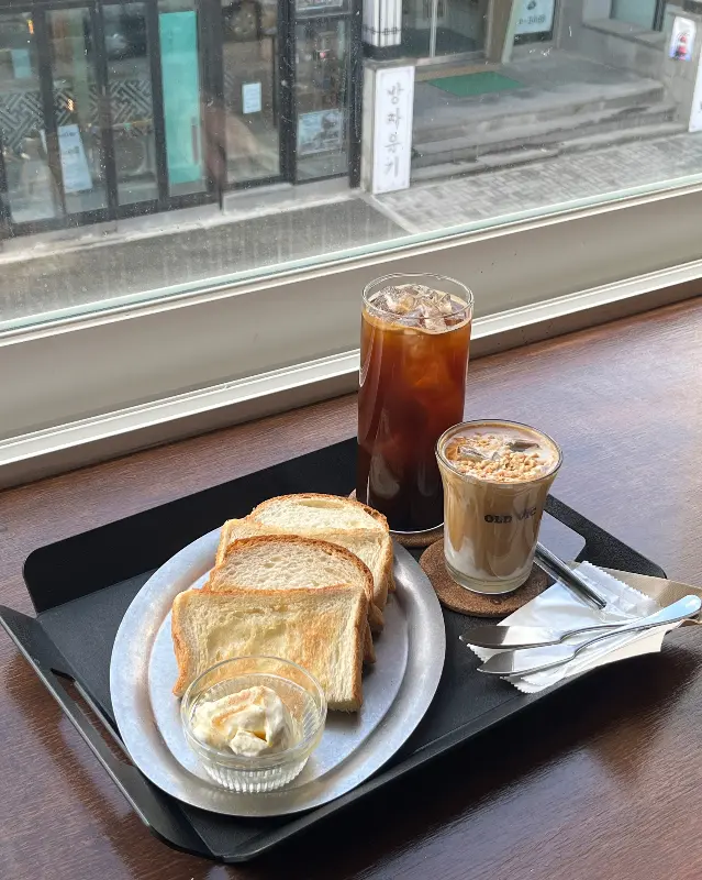 카이막 토스트와 음료 전체 샷