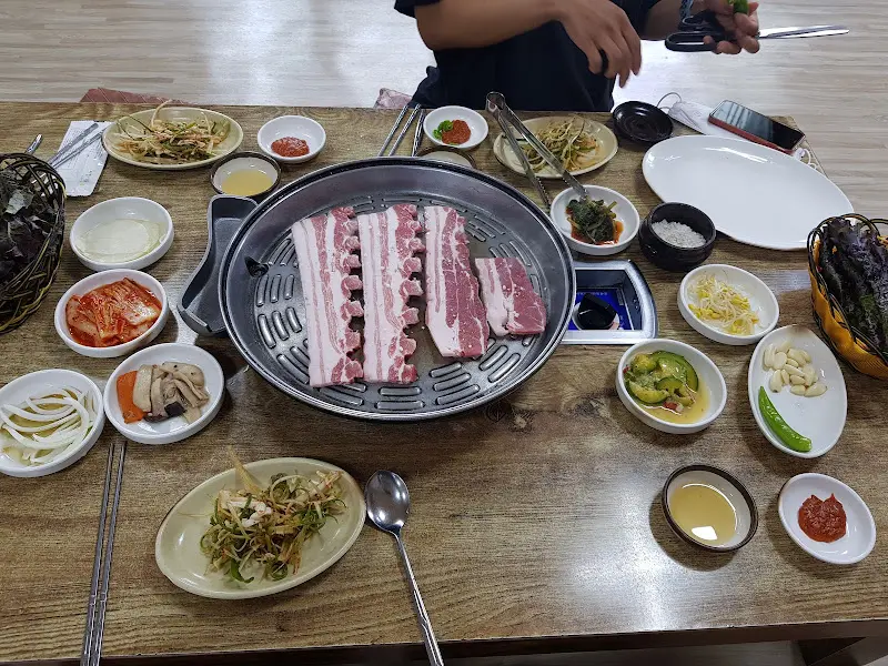 다양한 밑반찬과 삼겹살 한 상 차림