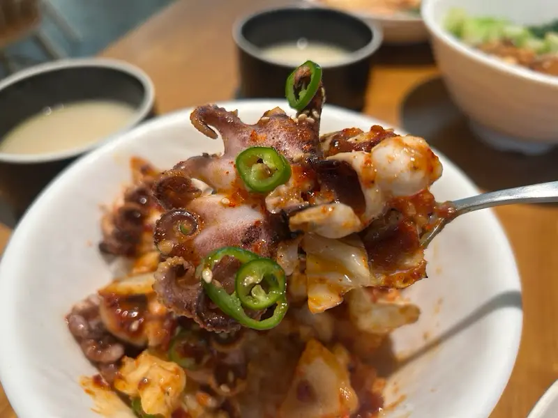 숯불 쭈꾸미 덮밥 한 숟갈