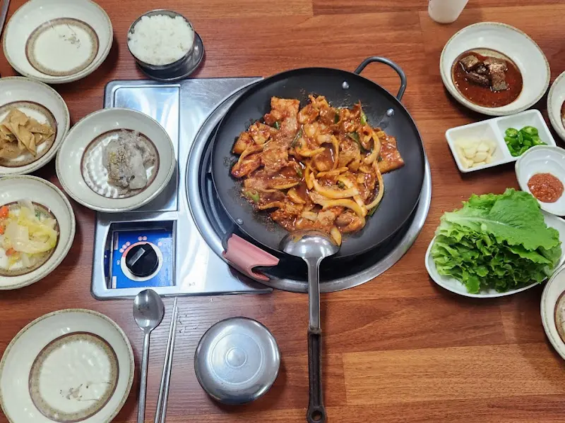 고향식당의 제육볶음 한 상 차림
