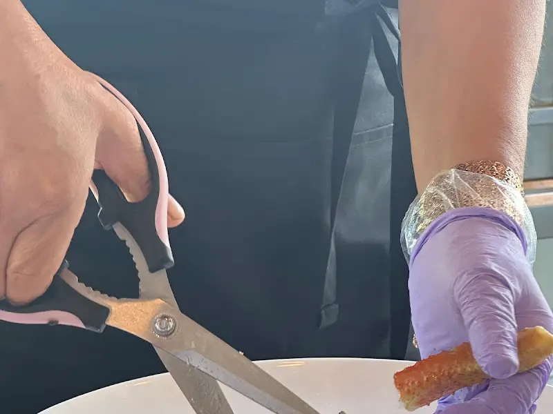 사장님의 현란한 대게 손질 솜씨