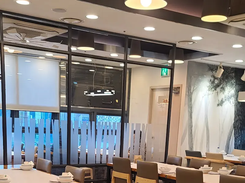 넓고 깔끔한 매장 내부