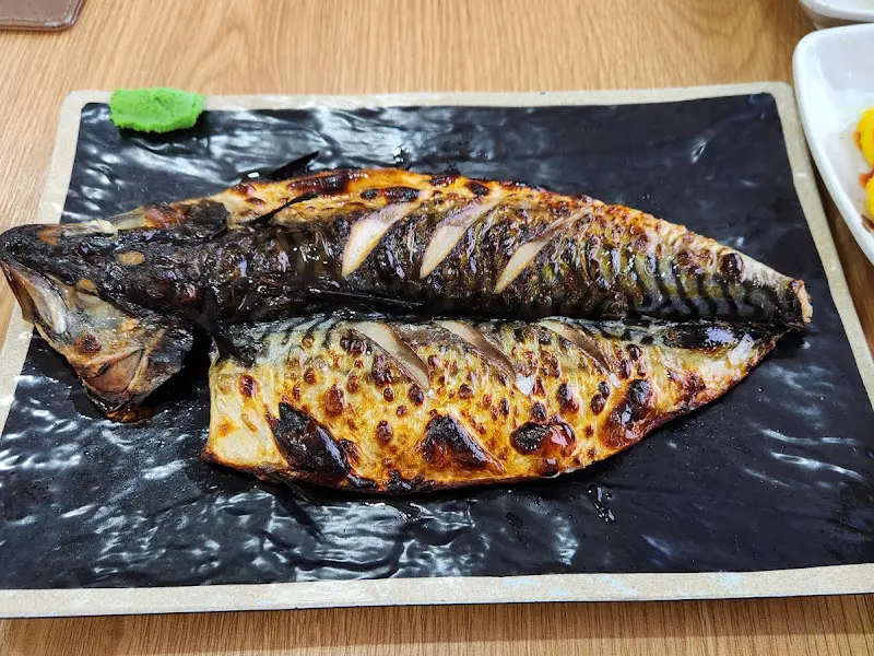 화덕에서 갓 구워져 나온 고등어구이