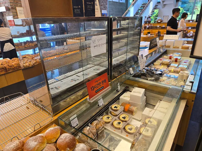 비어있는 빵 진열대