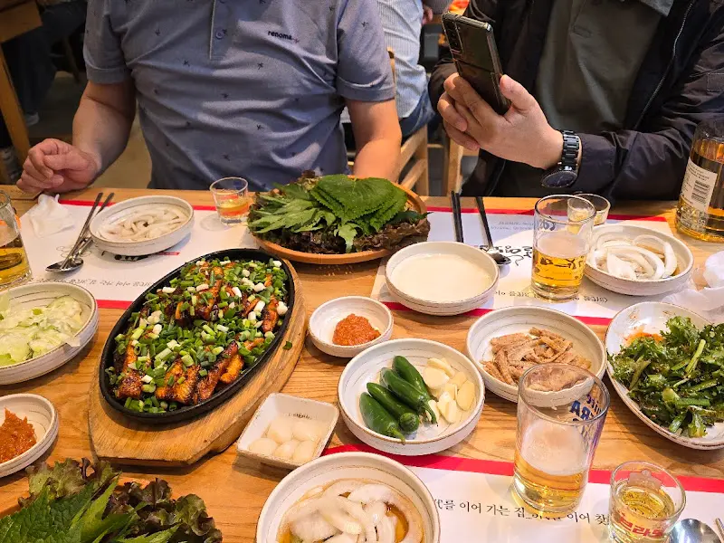 밑반찬이 푸짐하게 차려진 테이블