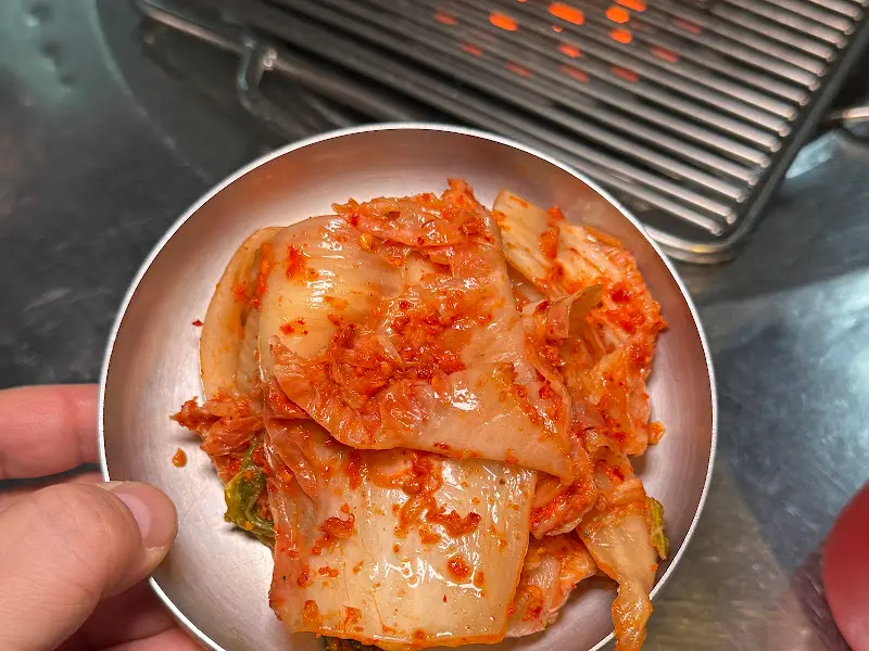 김치가 담긴 은박접시