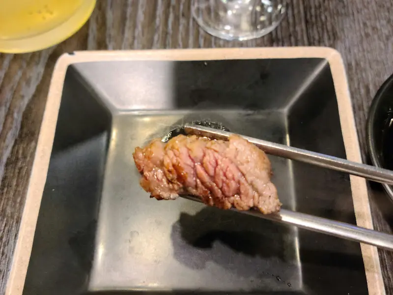 젓가락으로 고기를 집는 모습