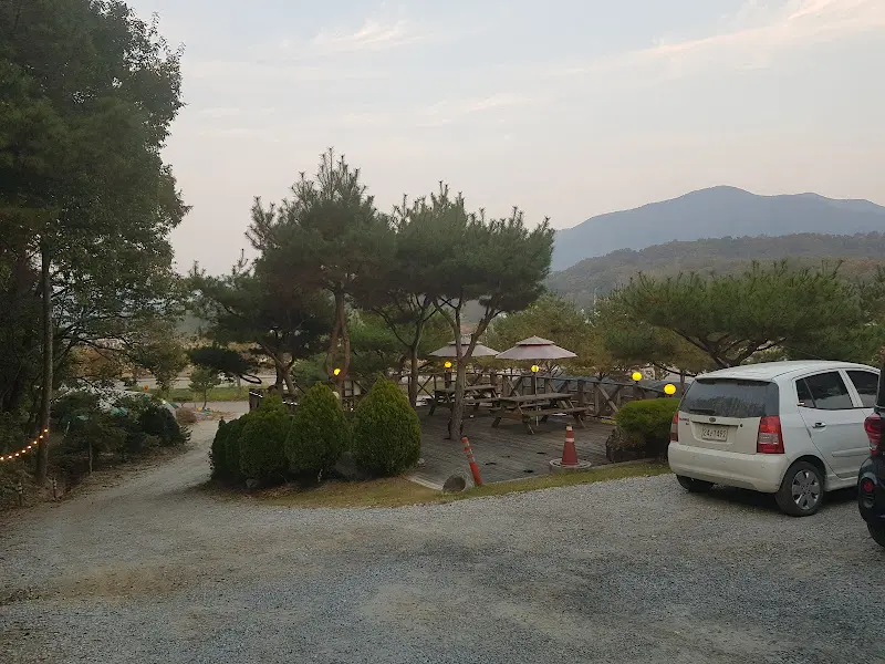 식당 주변의 아름다운 자연 경관