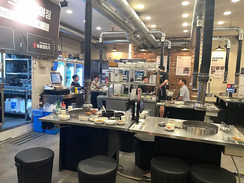 깔끔하게 정돈된 식당 내부