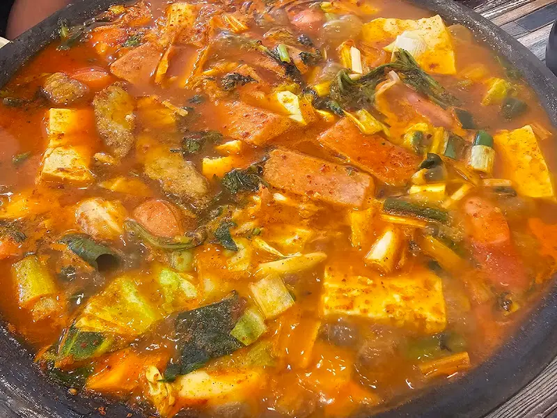 잘 끓여진 부대찌개의 모습