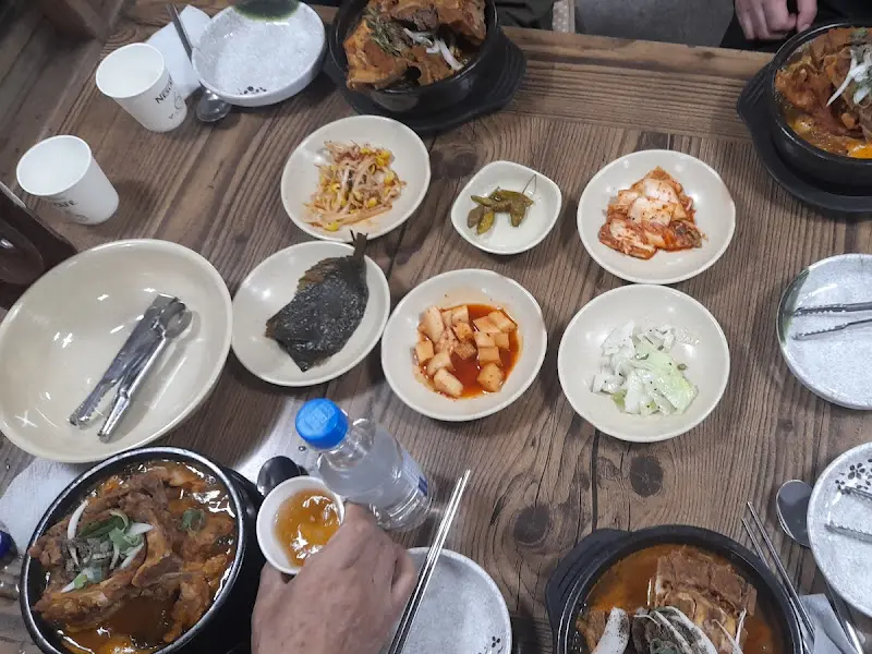 푸짐하게 차려진 테이블
