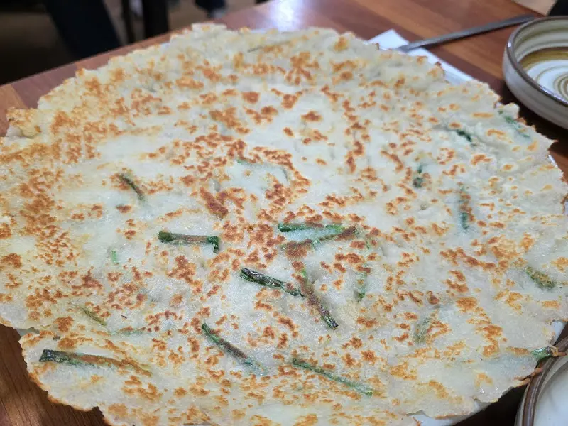 테이블 위에 놓인 감자전의 모습. 얇게 구워진 감자전은 노릇노릇한 색깔을 띠고 있다.