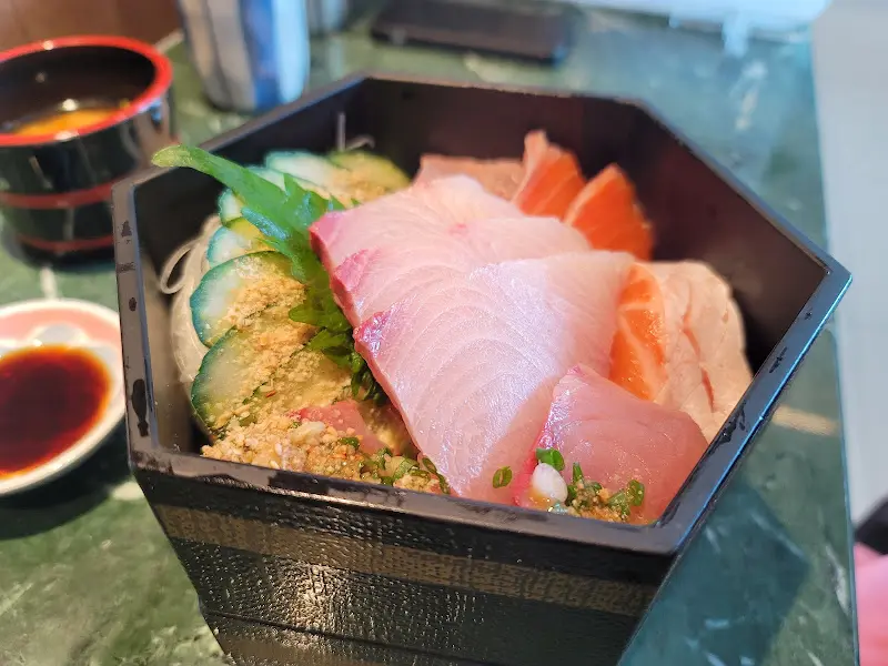 참돔, 광어, 연어가 조화롭게 담긴 시로미동