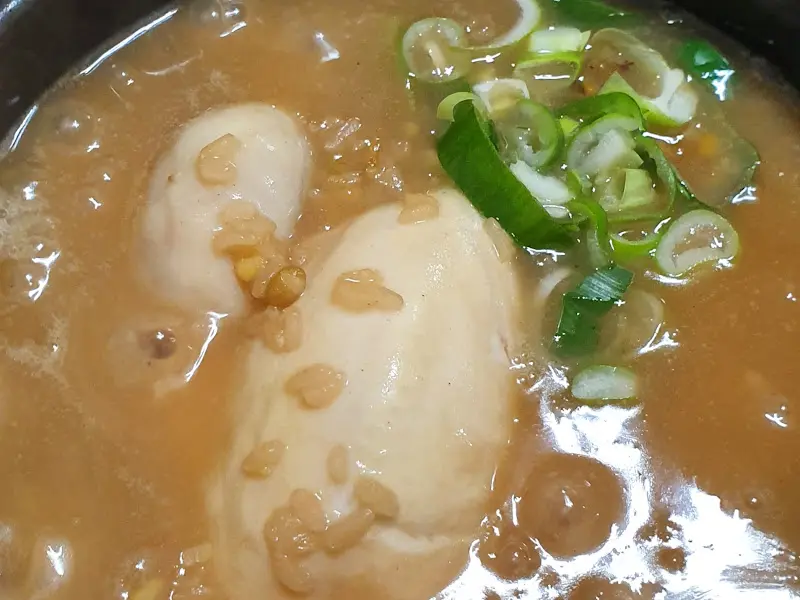 진한 국물이 인상적인 녹두 삼계탕