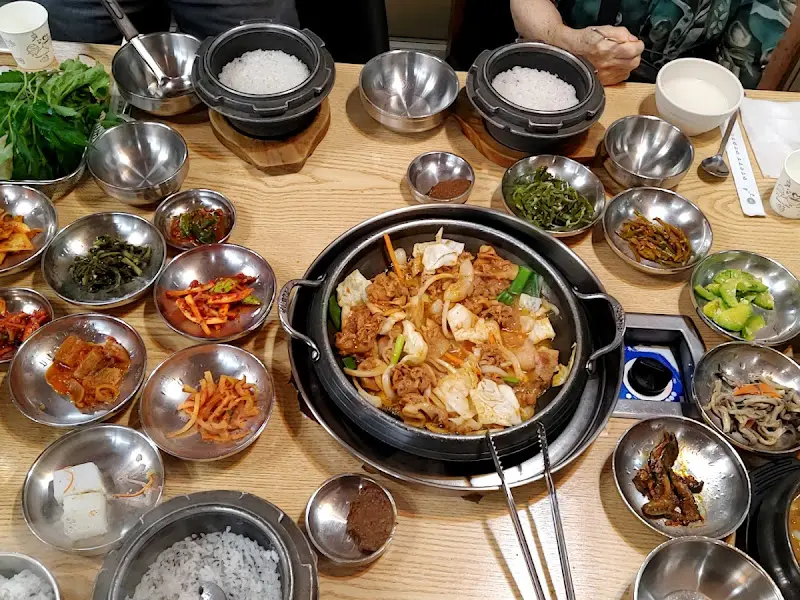 테이블 가득 차려진 반찬들