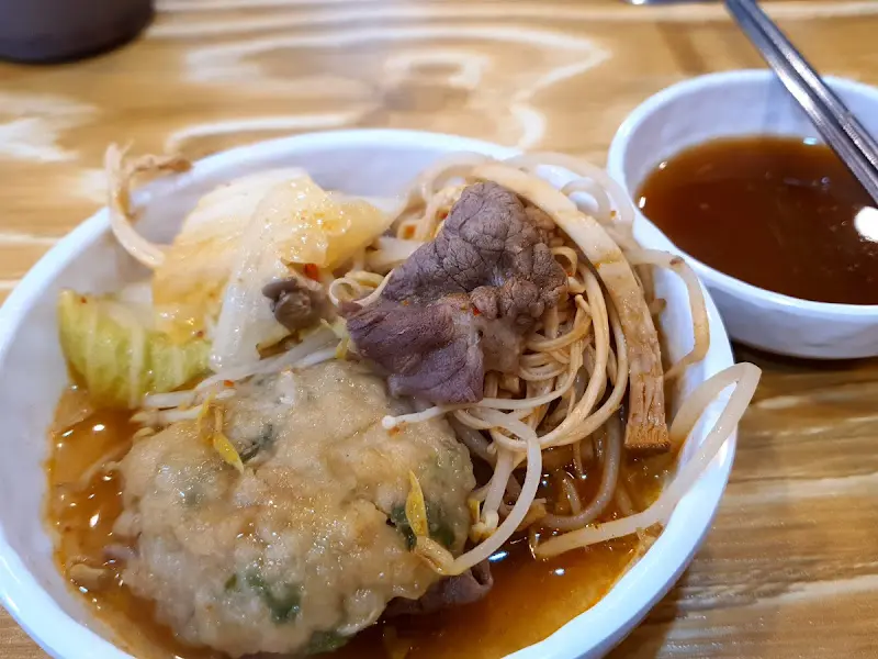 개인 접시에 담긴 만두전골