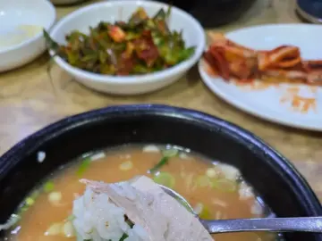 세월의 깊이가 느껴지는 부산역 돼지국밥 맛집, 본전돼지국밥에서 만나는 푸근한 한 끼