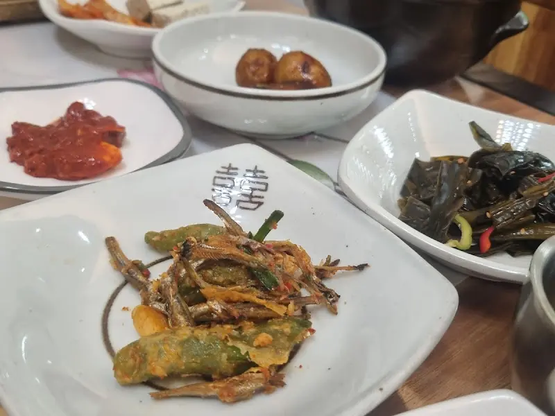 정갈하게 담긴 반찬들의 모습