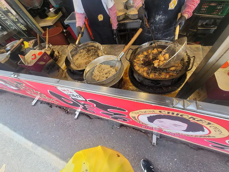 쉴 새 없이 닭을 튀겨내는 모습