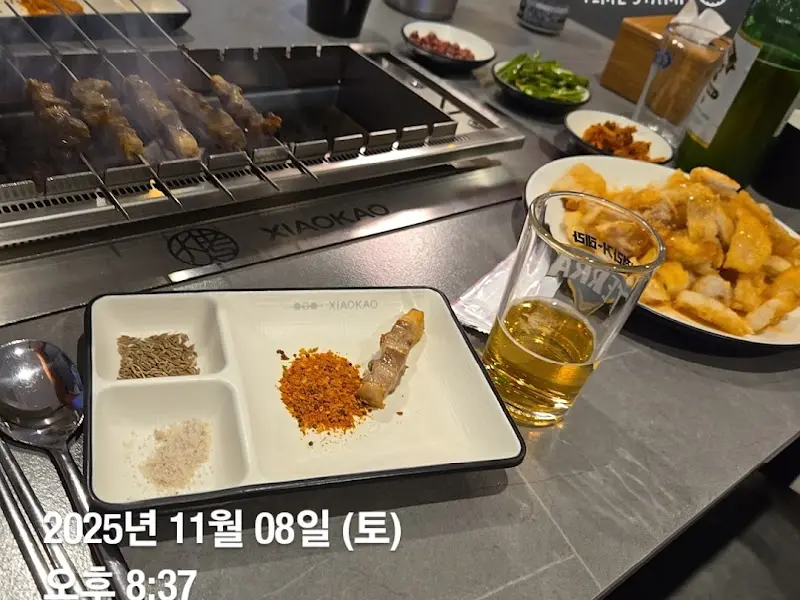테이블 위에 놓인 양꼬치와 칭따오 맥주