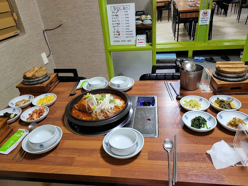 푸짐하게 차려진 벚꽃가든의 한상차림